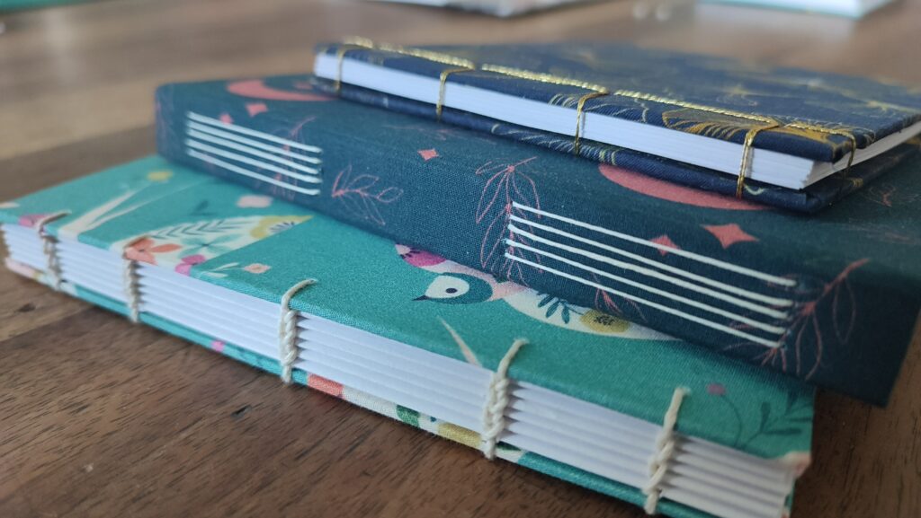 Carnets en tissu avec une reliure japonaise, une reliure point long et une reliure copte
