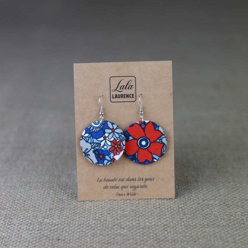 Boucles d'oreilles en tissu fleurs bleues blanches rouges