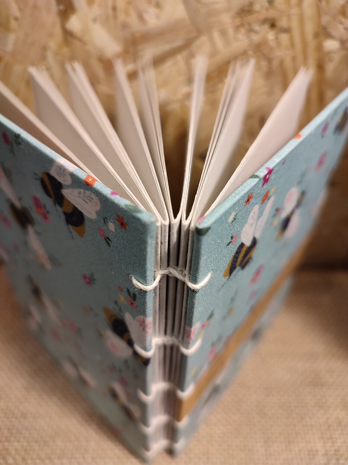 Carnet en tissu et reliure copte Les Abeilles