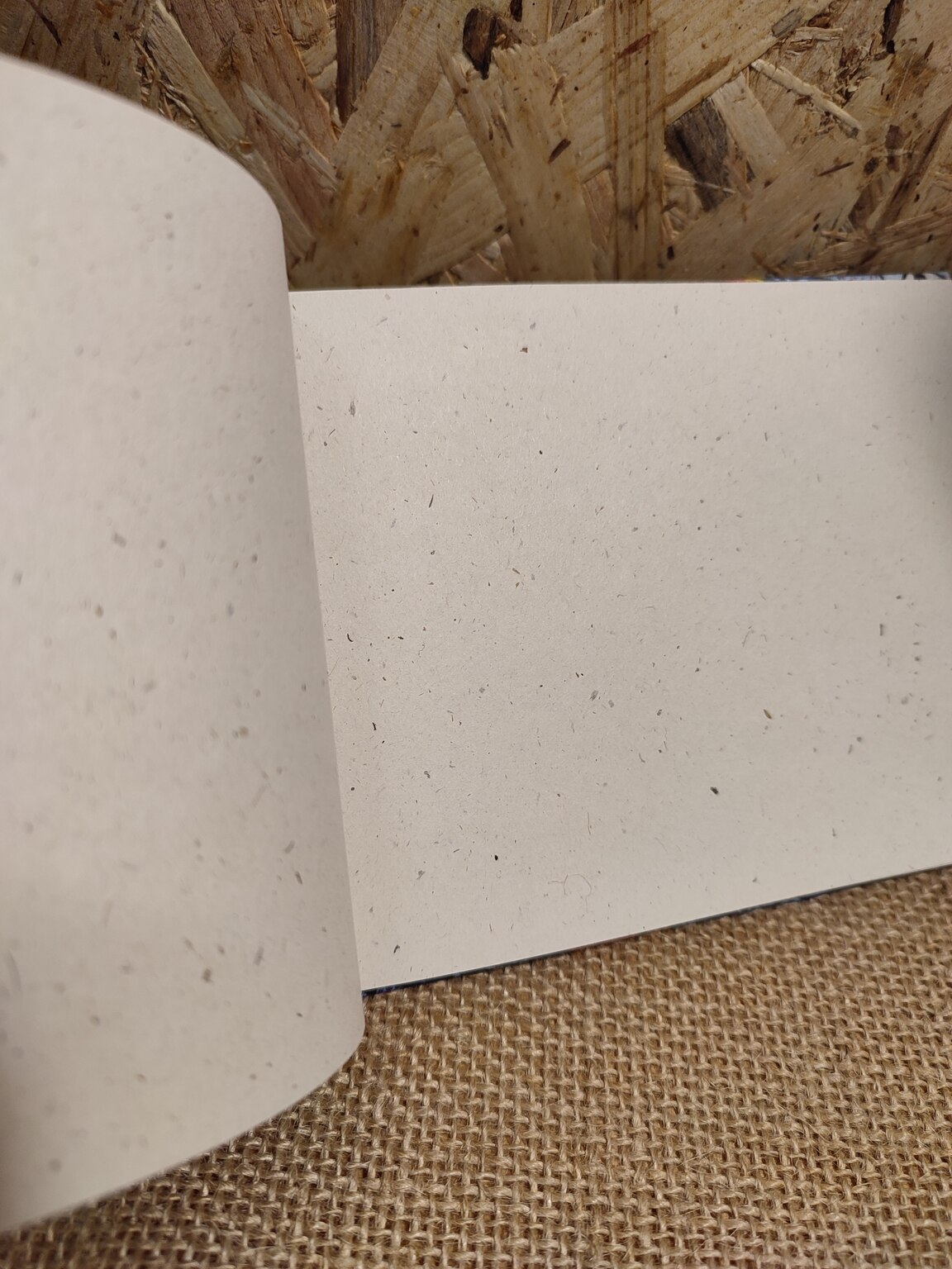 Carnet en tissu et reliure japonaise Détail des pages intérieures en papier recyclé Natura