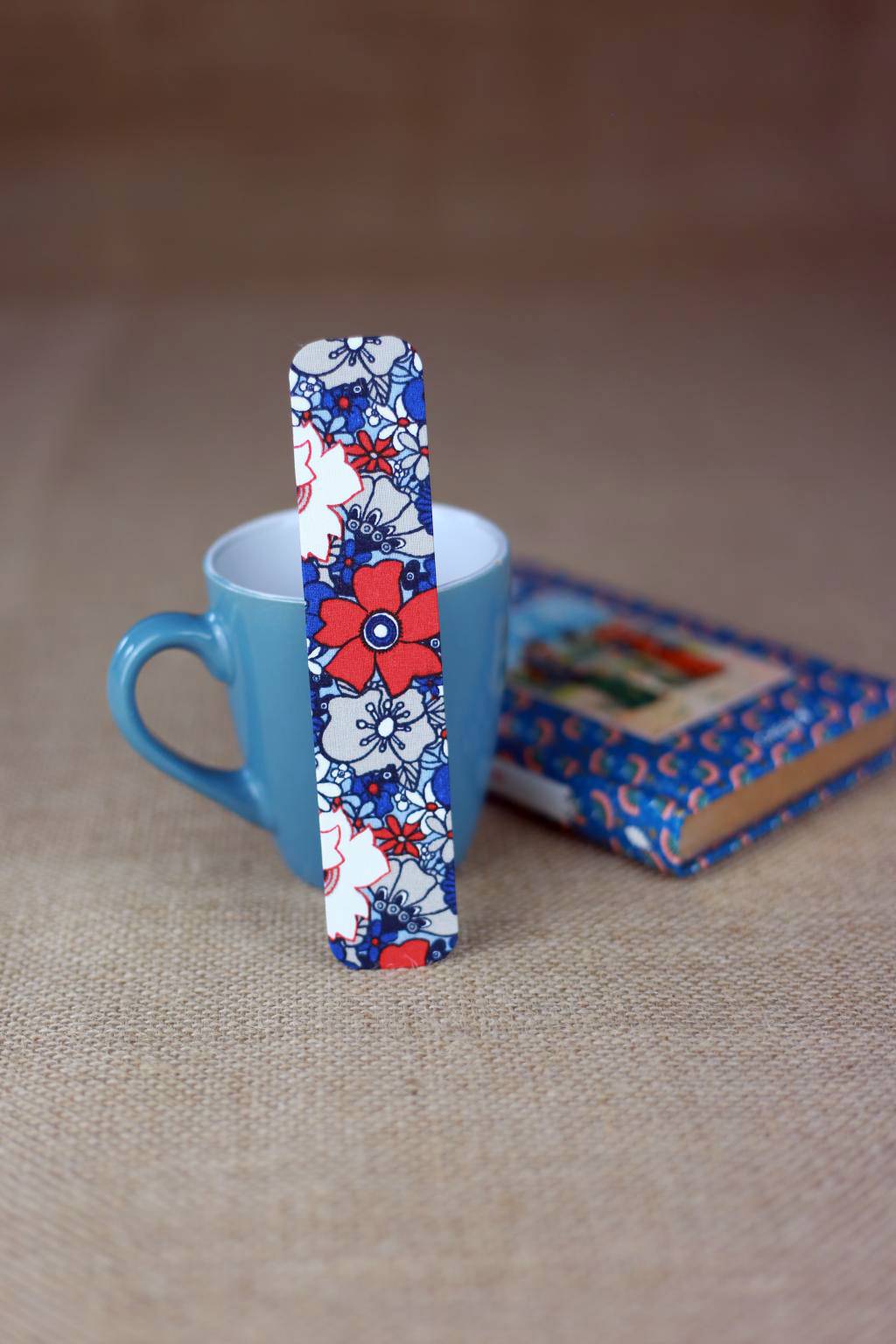 Marque-pages en tissu Fleurs bleues blanches rouges