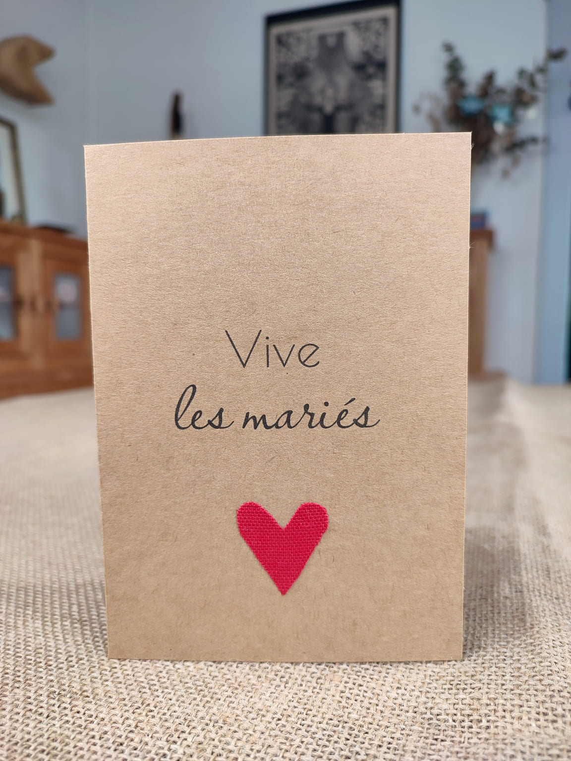 Carte en papier et tissu Vive les mariés avec coeur rouge